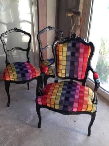 fauteuil tapisserie colorée